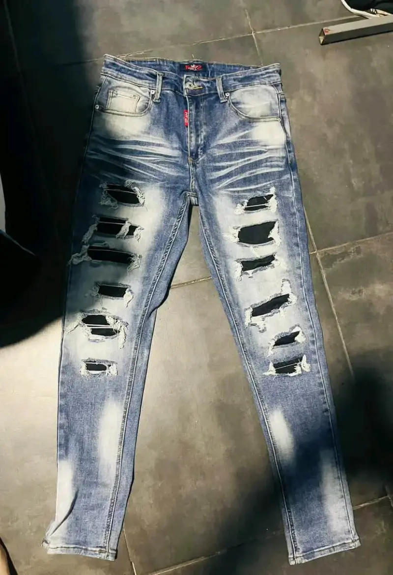 Jeans desgastados de mezclilla azul para hombre