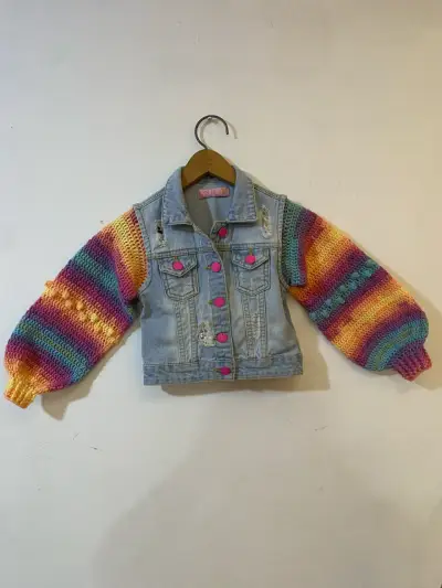 Chaqueta de mezclilla con mangas arcoíris  niña - miniatura 2