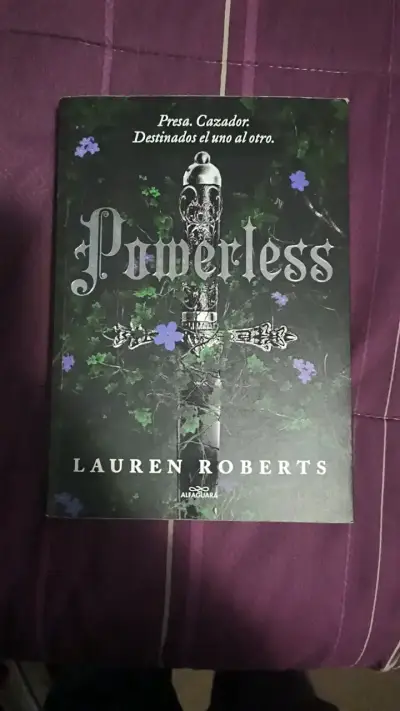 Libro 'Powerless' de Lauren Roberts - miniatura 1