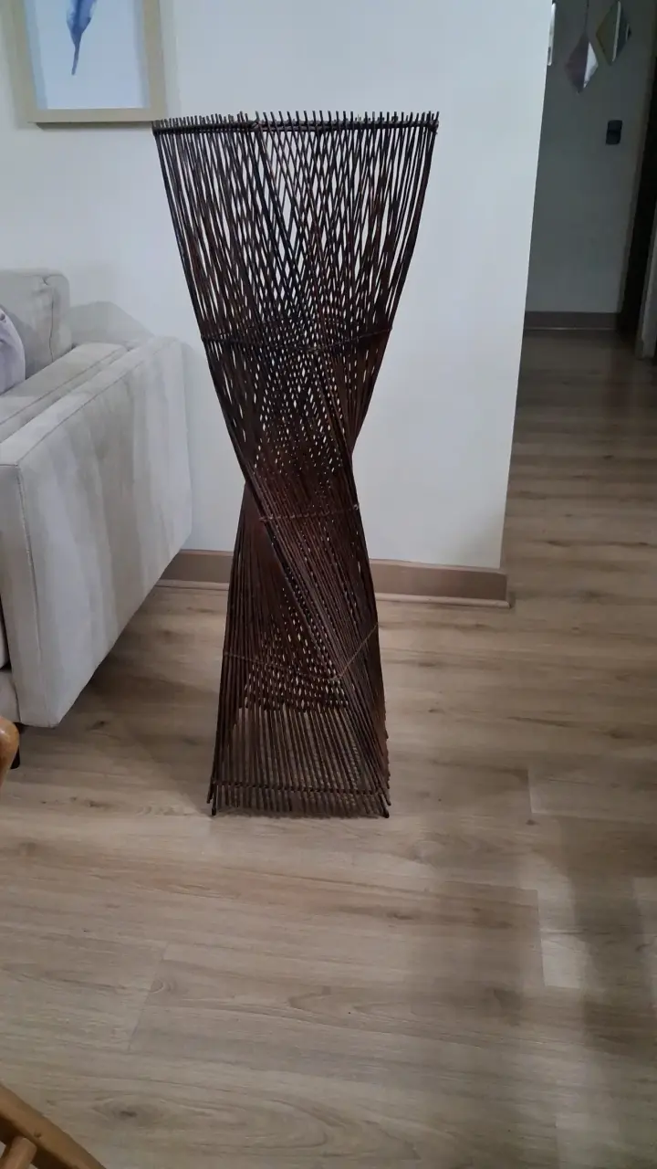 Escultura decorativa de mimbre trenzado