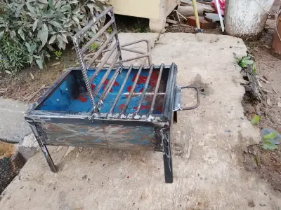 Parrilla portátil de metal para asados - miniatura 1