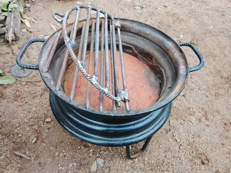 Parrilla portátil de metal para asados - 2