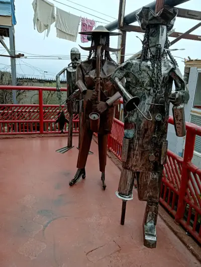 Escultura metálica de buzo - miniatura 4