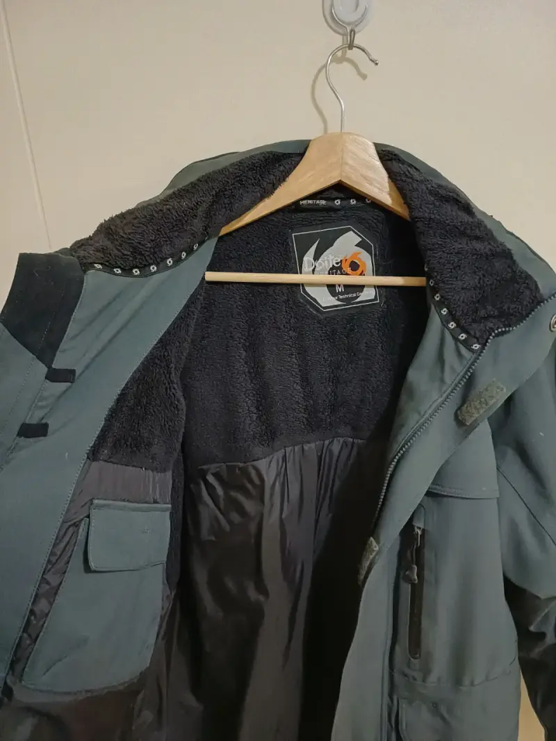 Chaqueta impermeable verde oscuro con capucha - 2