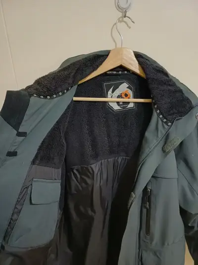 Chaqueta impermeable verde oscuro con capucha - miniatura 2