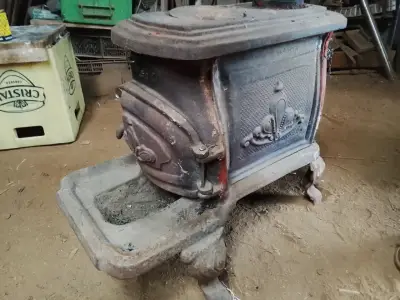 Estufa a leña antigua de hierro fundido - miniatura 1