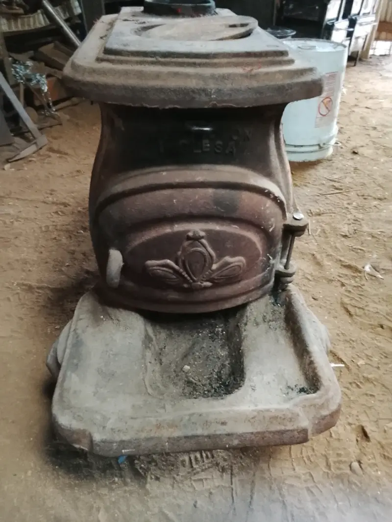 Estufa a leña antigua de hierro fundido - 2