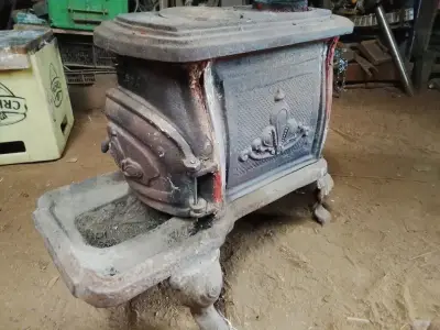 Estufa a leña antigua de hierro fundido - miniatura 3