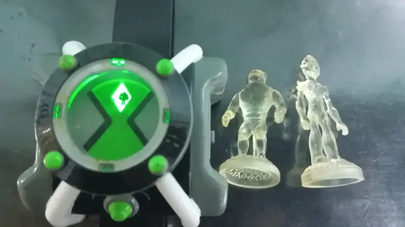 Reloj Omnitrix con figuras de otro