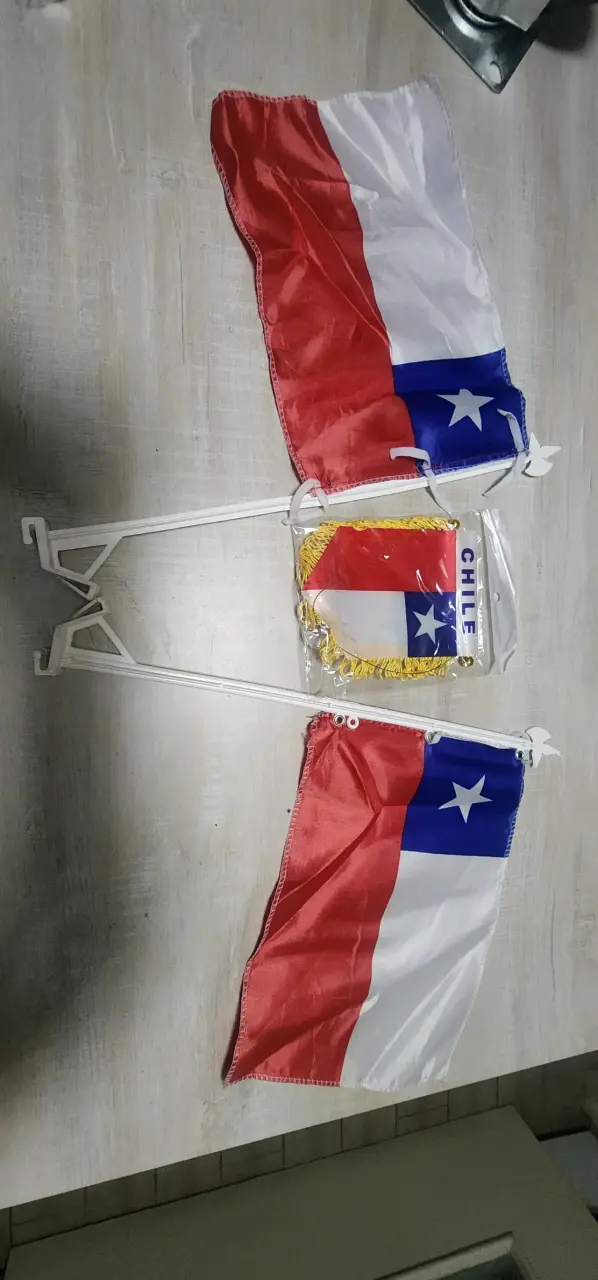 Set de banderas de Chile con soporte y escudo