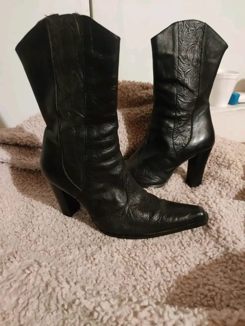 Botas de cuero negras con tacón alto