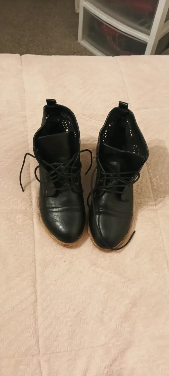 Botines negros de cuero Index con diseño calado
