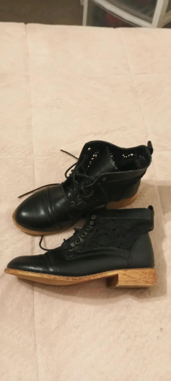 Botines negros de cuero Index con diseño calado - 2
