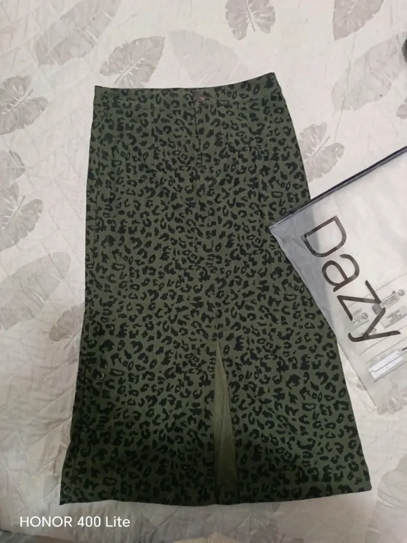 Falda midi verde con estampado animal print