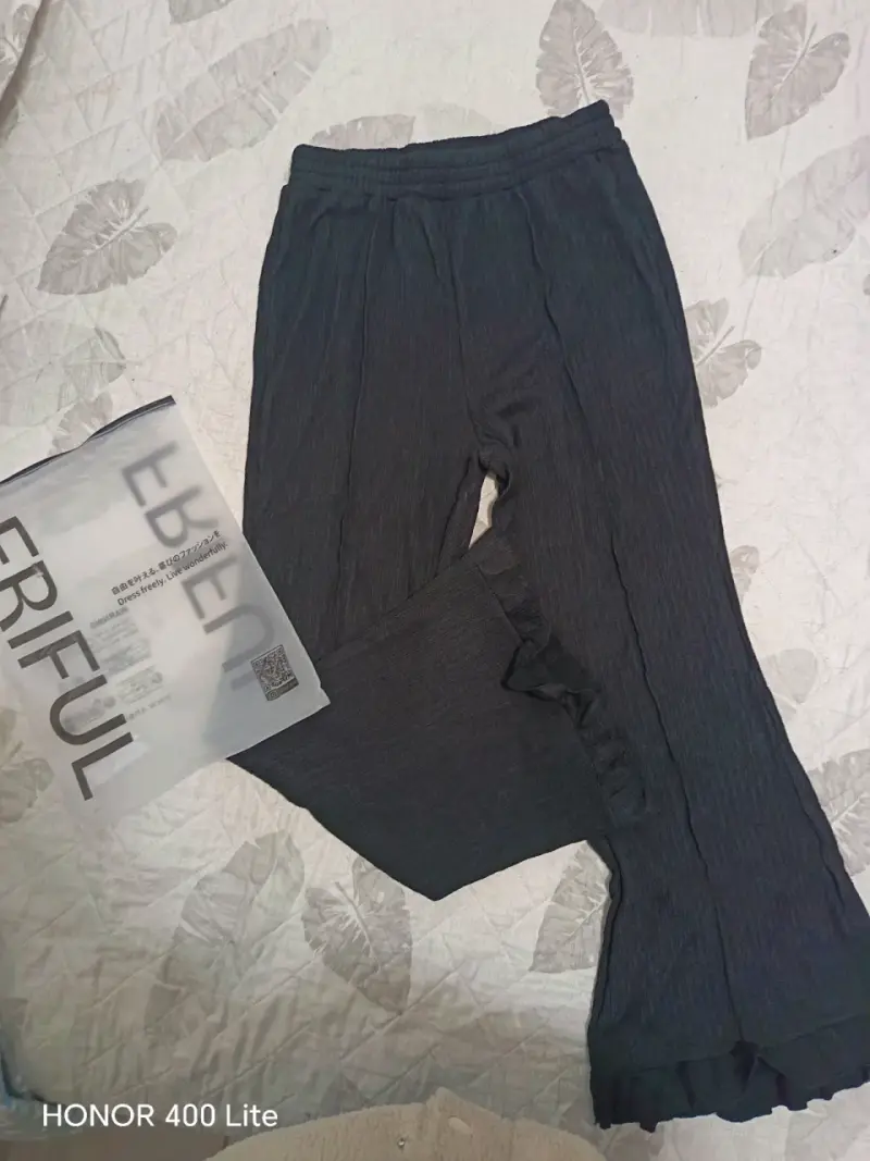Pantalones negros con volantes para mujer