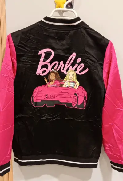 Chaqueta Barbie Edición Limitada Negra y Rosada - miniatura 2