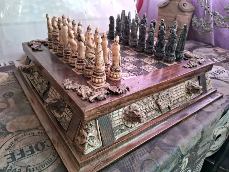 Ajedrez artesanal de madera tallada con diseño prehispánico - 1