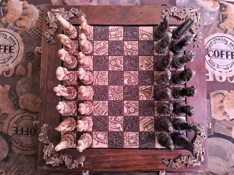 Ajedrez artesanal de madera tallada con diseño prehispánico - 2