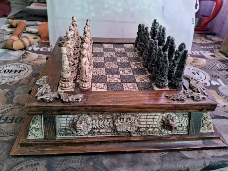 Ajedrez artesanal de madera tallada con diseño prehispánico - 3