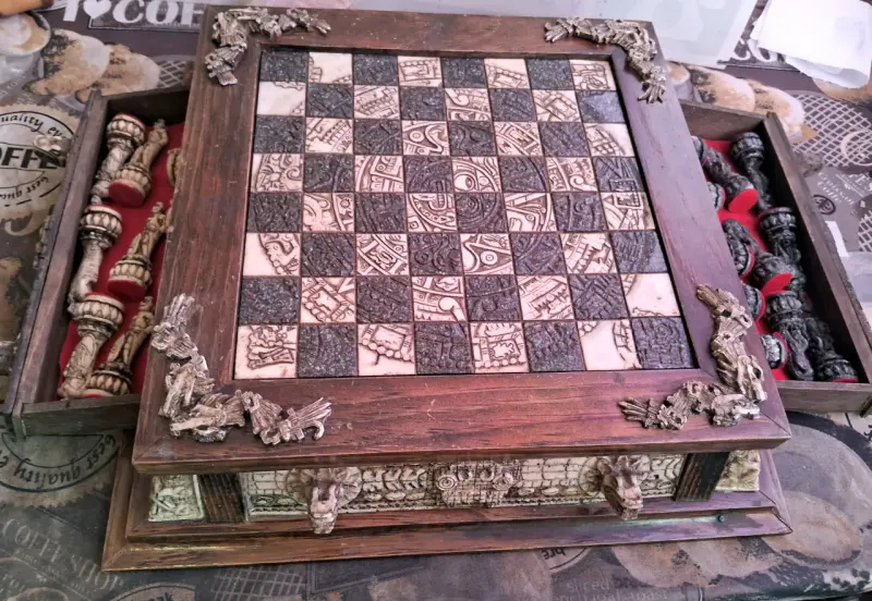 Ajedrez artesanal de madera tallada con diseño prehispánico - 4
