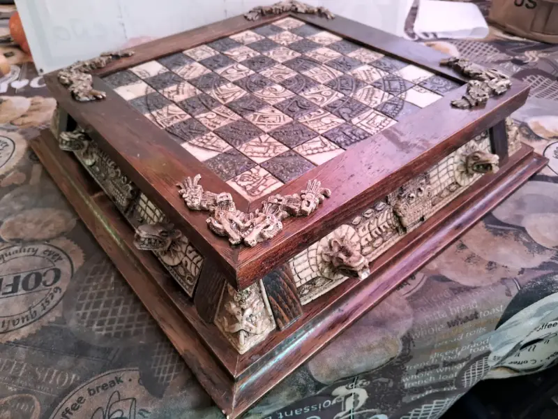 Ajedrez artesanal de madera tallada con diseño prehispánico - 5