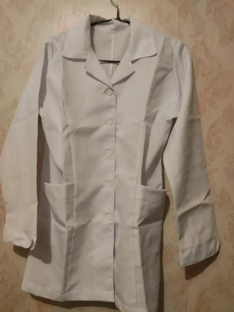 Delantal médico blanco de manga larga larga