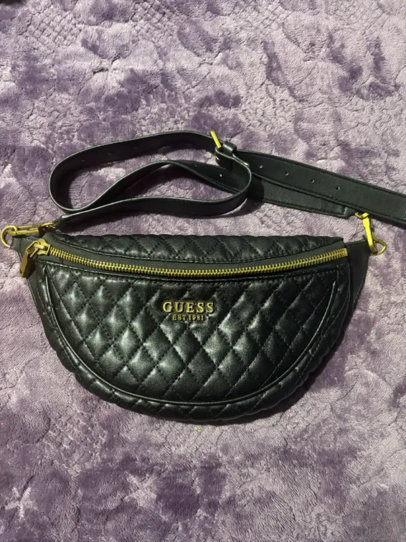 Riñonera Guess negra acolchada con cierre dorado - 1