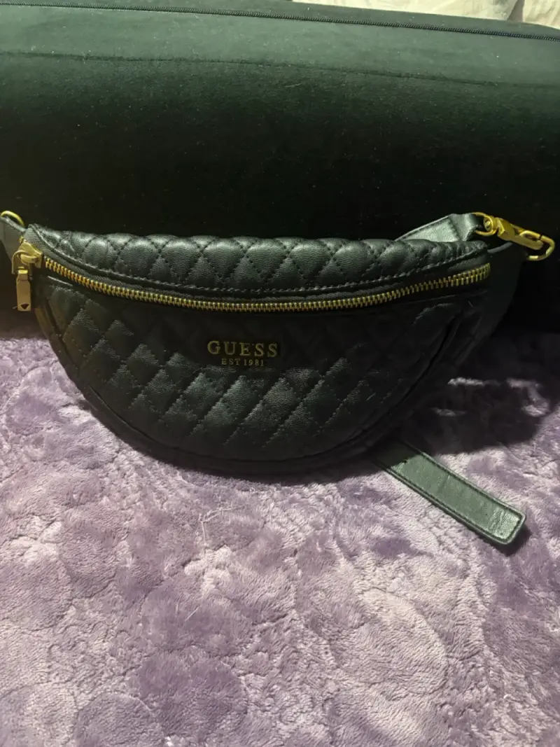 Riñonera Guess negra acolchada con cierre dorado - 2