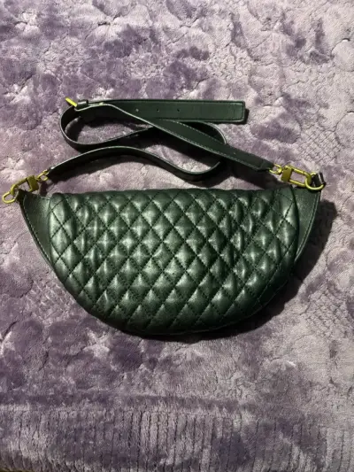 Riñonera Guess negra acolchada con cierre dorado - miniatura 3