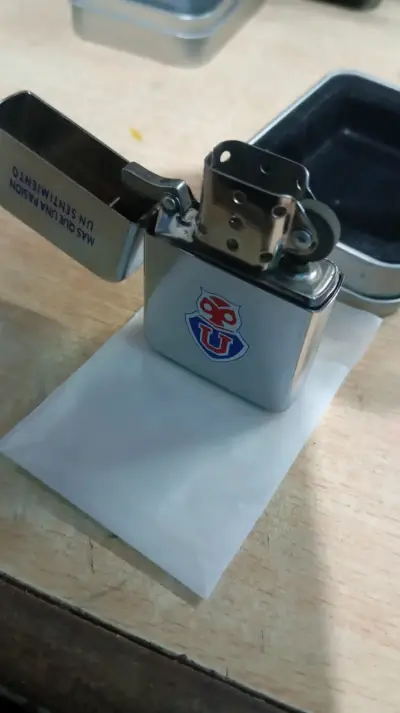 Encendedor metálico Universidad de Chile - miniatura 3
