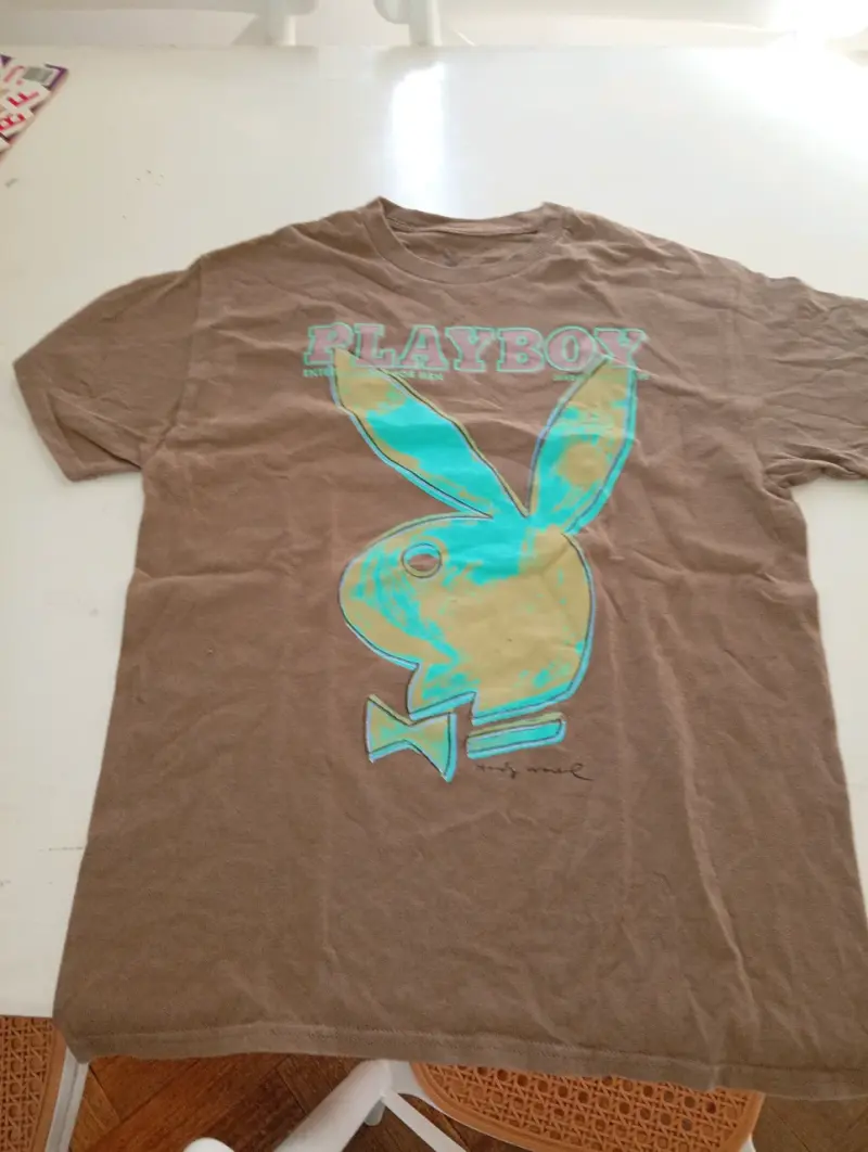 Polera marrón con logo de Playboy