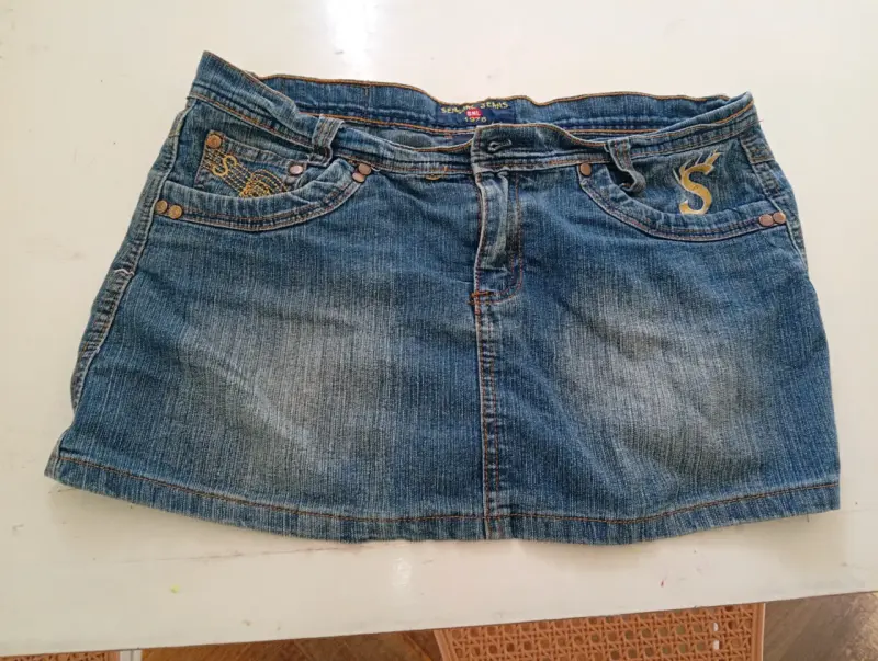 Minifalda de mezclilla azul con bordado