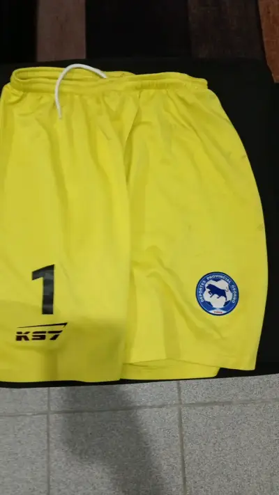Shorts deportivos amarillos KS7 con logo - miniatura 1