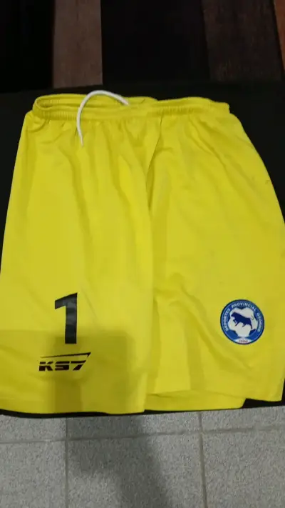 Shorts deportivos amarillos KS7 con logo - miniatura 2