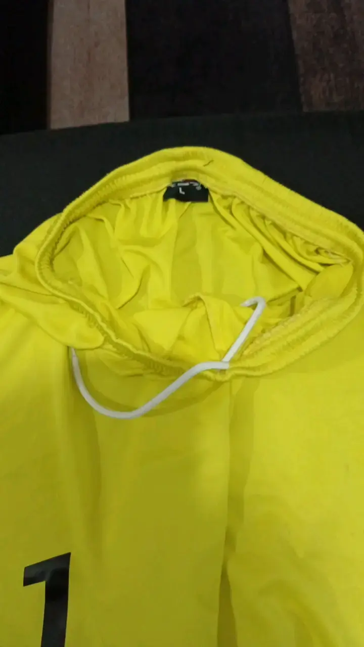 Shorts deportivos amarillos KS7 con logo - 3