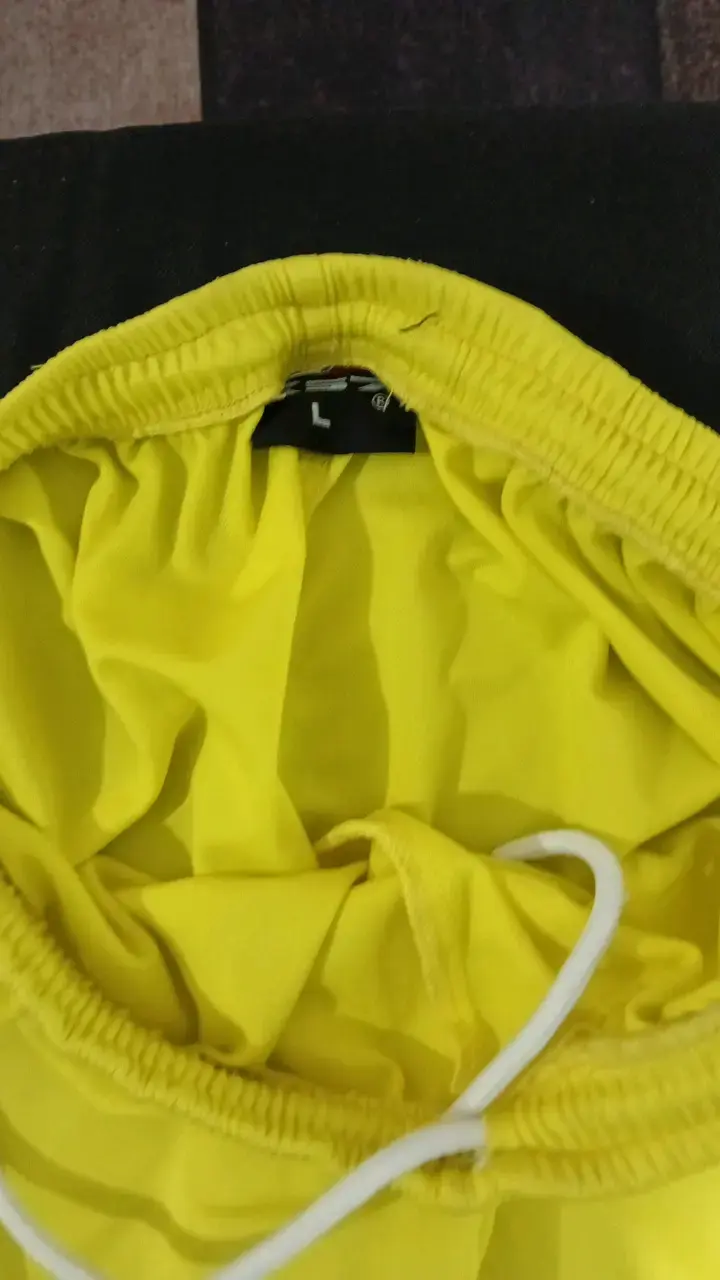 Shorts deportivos amarillos KS7 con logo - 4