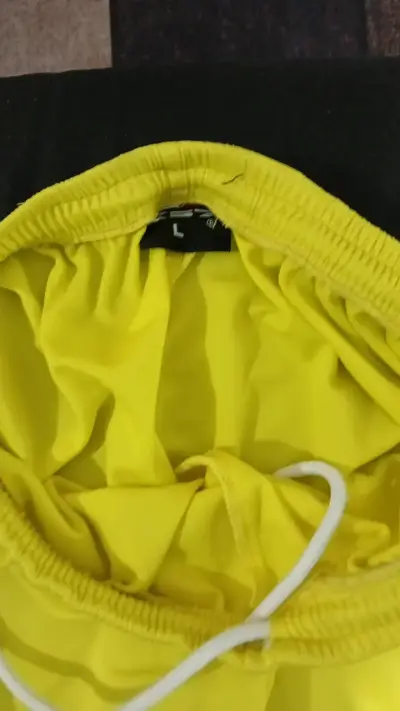 Shorts deportivos amarillos KS7 con logo - miniatura 4