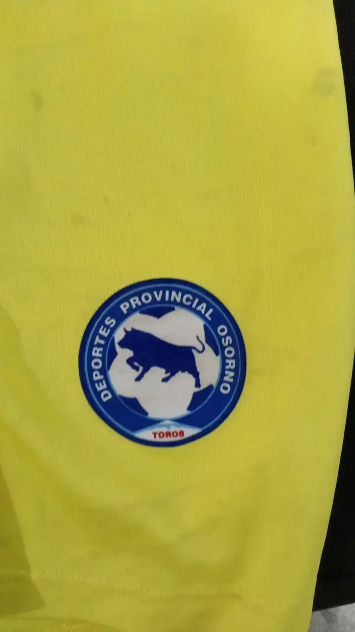 Shorts deportivos amarillos KS7 con logo - 5