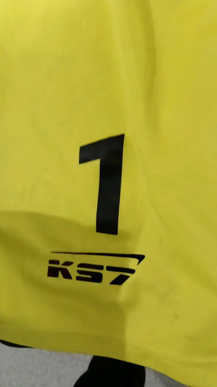 Shorts deportivos amarillos KS7 con logo - 6