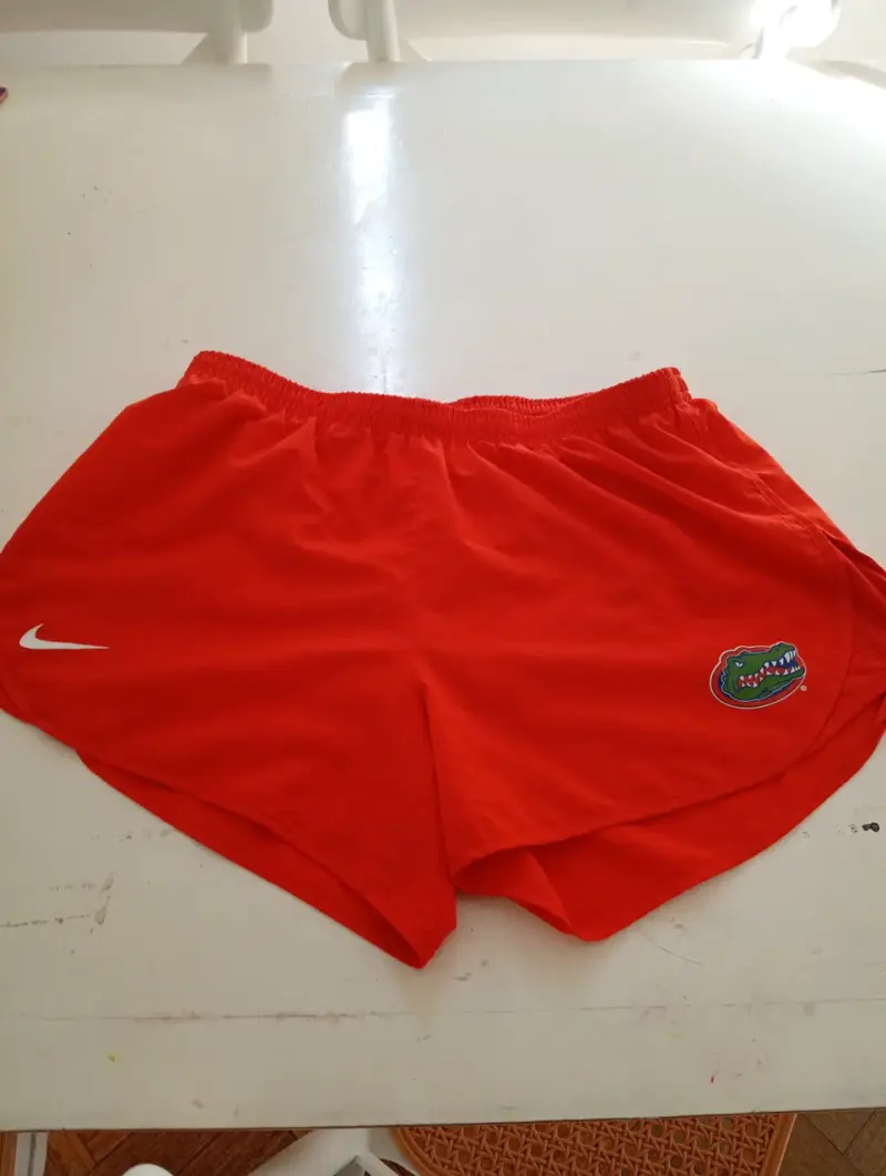Shorts deportivos Nike rojos con logo