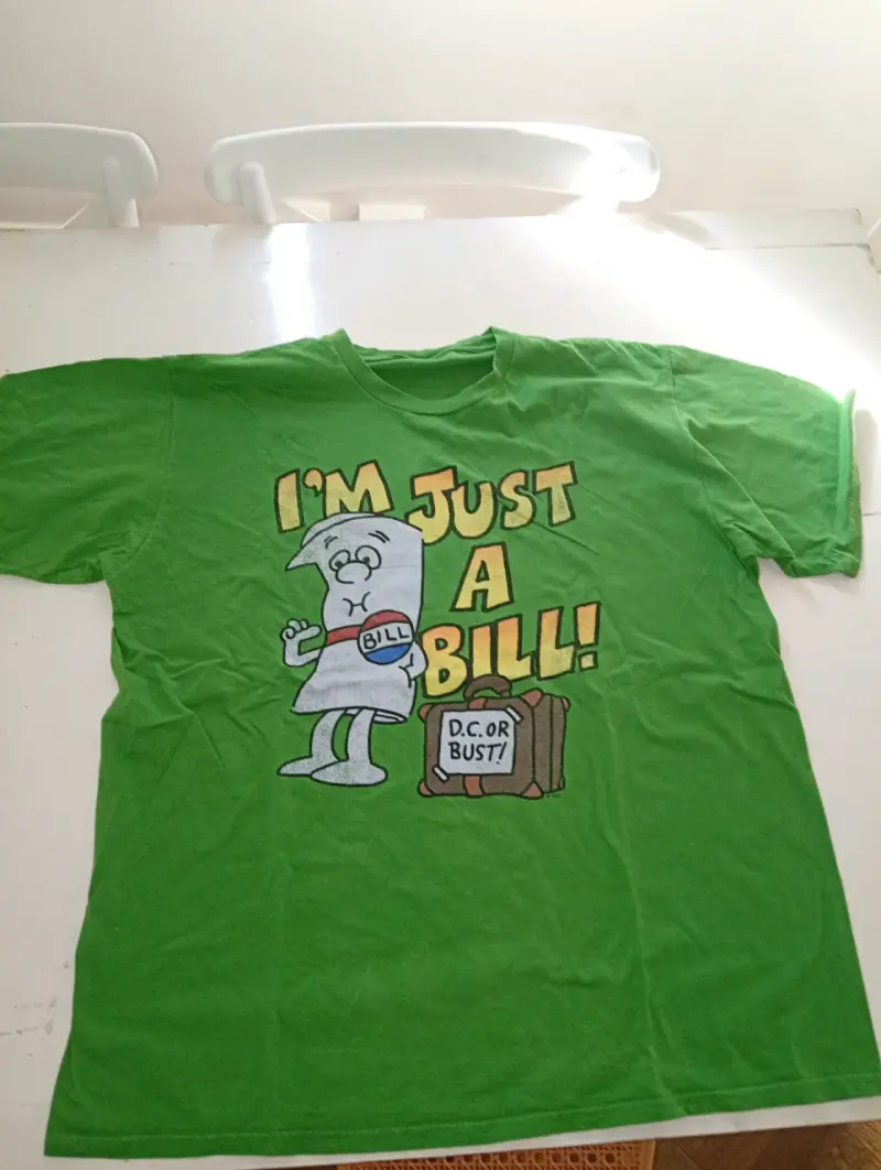 Polera verde con diseño 'I'm Just a Bill'