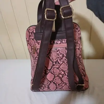 Mochila Secret de cuero sintético (¡Nueva!) - miniatura 4