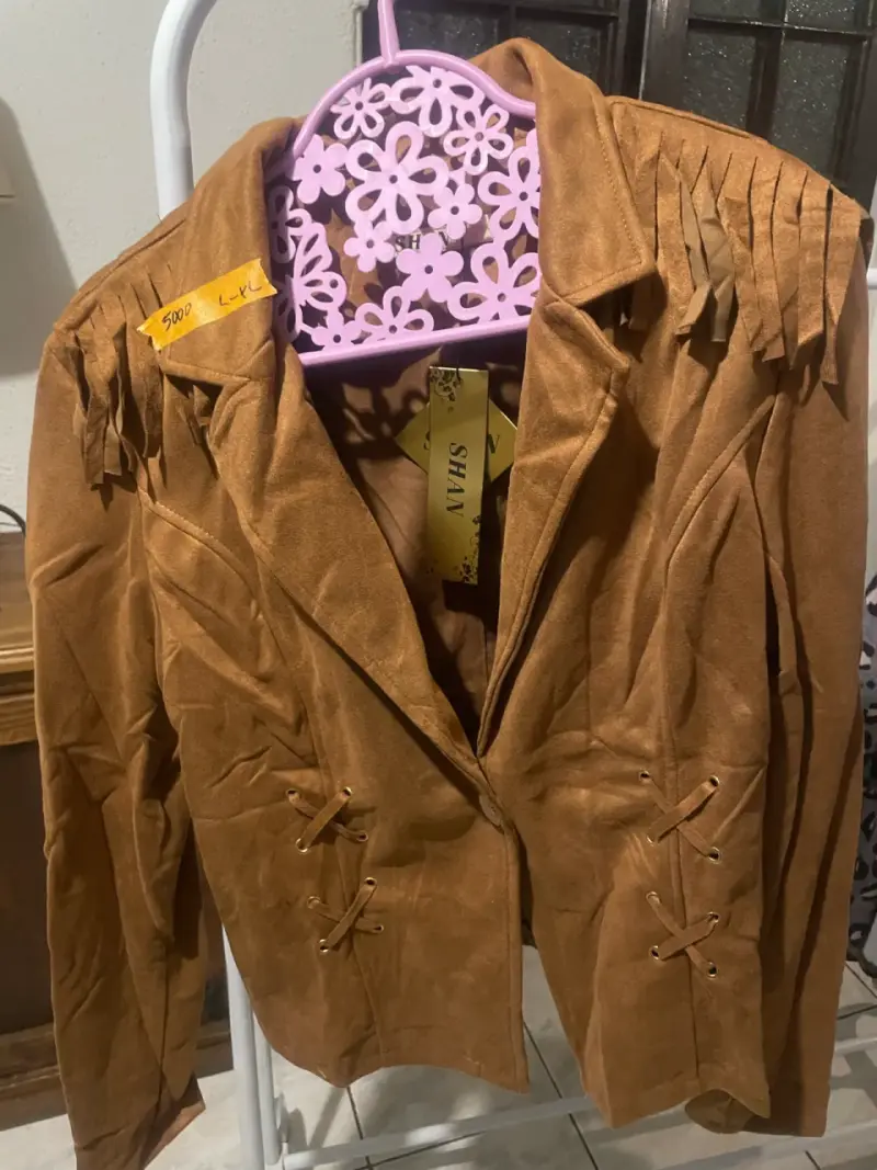 Chaqueta de gamuza marrón con flecos