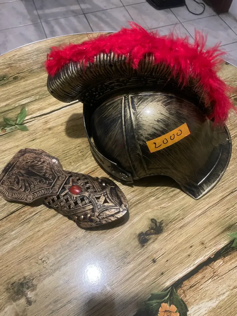 Casco Romano con Penacho Rojo y Brazalete Decorativo