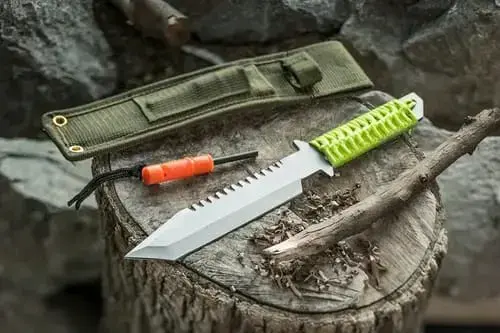 Cuchillo de supervivencia con mango verde y funda - 1