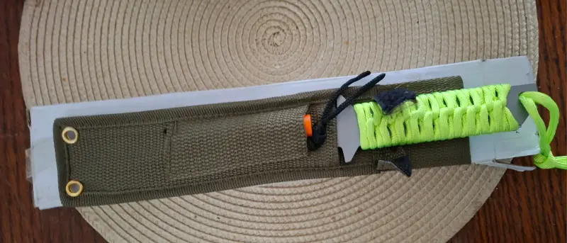 Cuchillo de supervivencia con mango verde y funda - 2