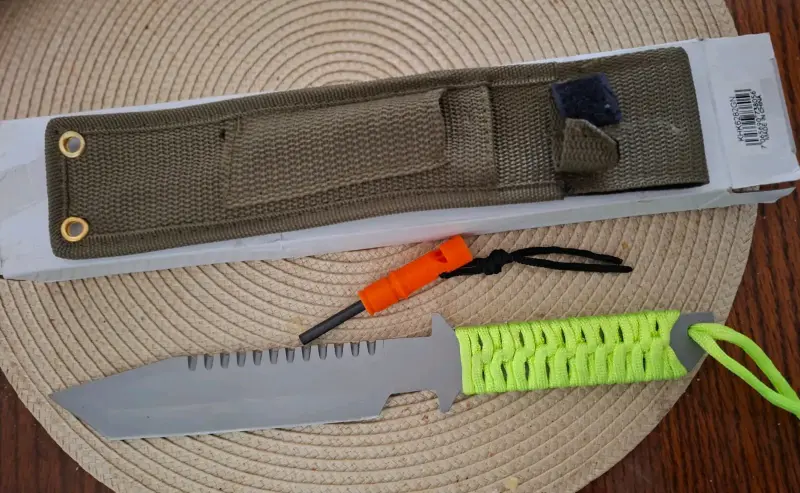 Cuchillo de supervivencia con mango verde y funda - 3