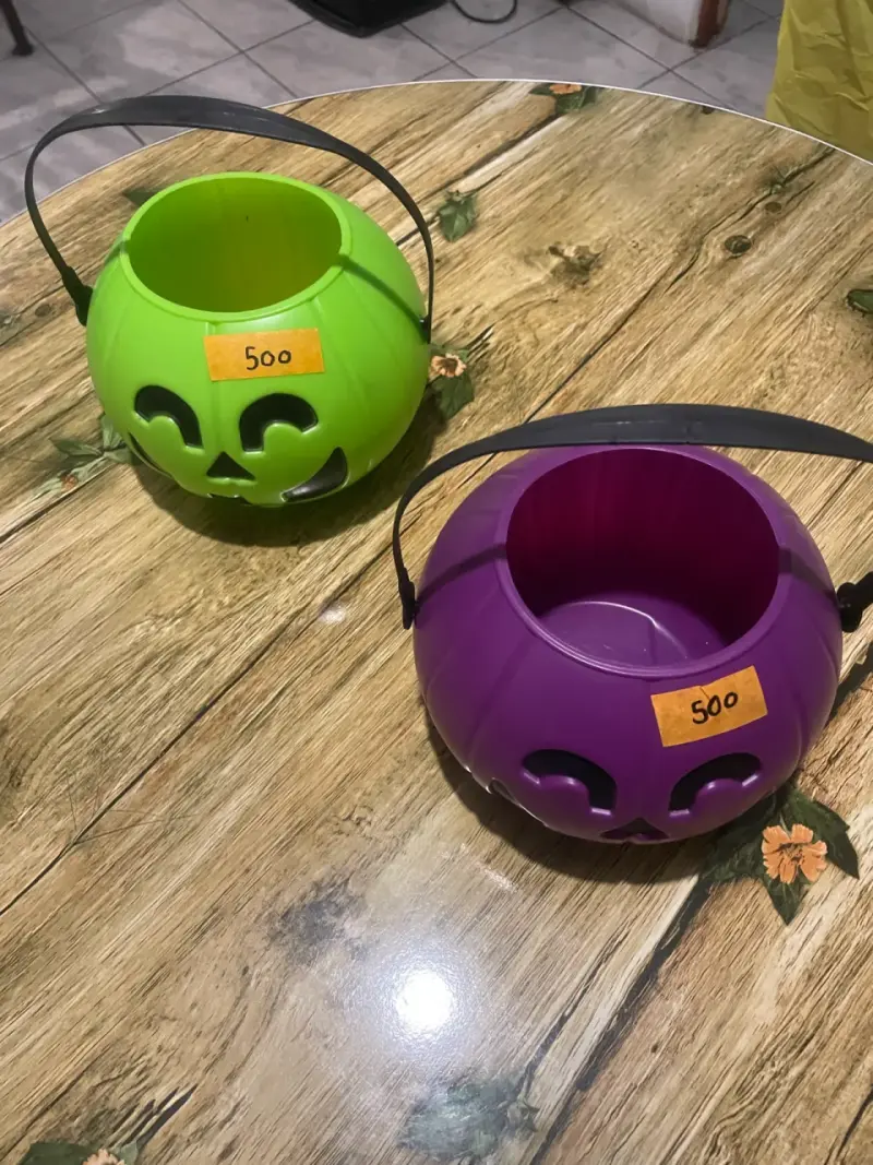 Cubetas de Halloween para dulces en colores vibrantes