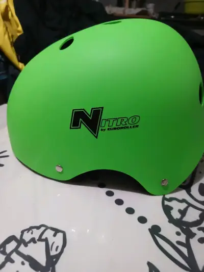 Casco verde Nitro para ciclismo y patinaje - miniatura 1