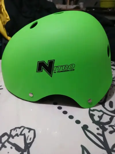 Casco verde Nitro para ciclismo y patinaje - miniatura 2